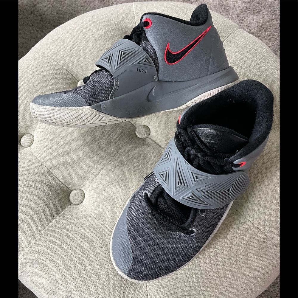 Nike Kyrie Irving Fly Trap 3, Sz 4.5 (Big Boys) Gray